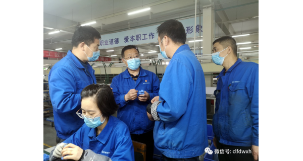 ▌長(cháng)嶺紡電新聞 ▌ 走在前 做表率 助生產(chǎn) 保交付 長(cháng)嶺紡電新產(chǎn)品生產(chǎn)任務(wù)緊，機關(guān)支部來(lái)幫忙